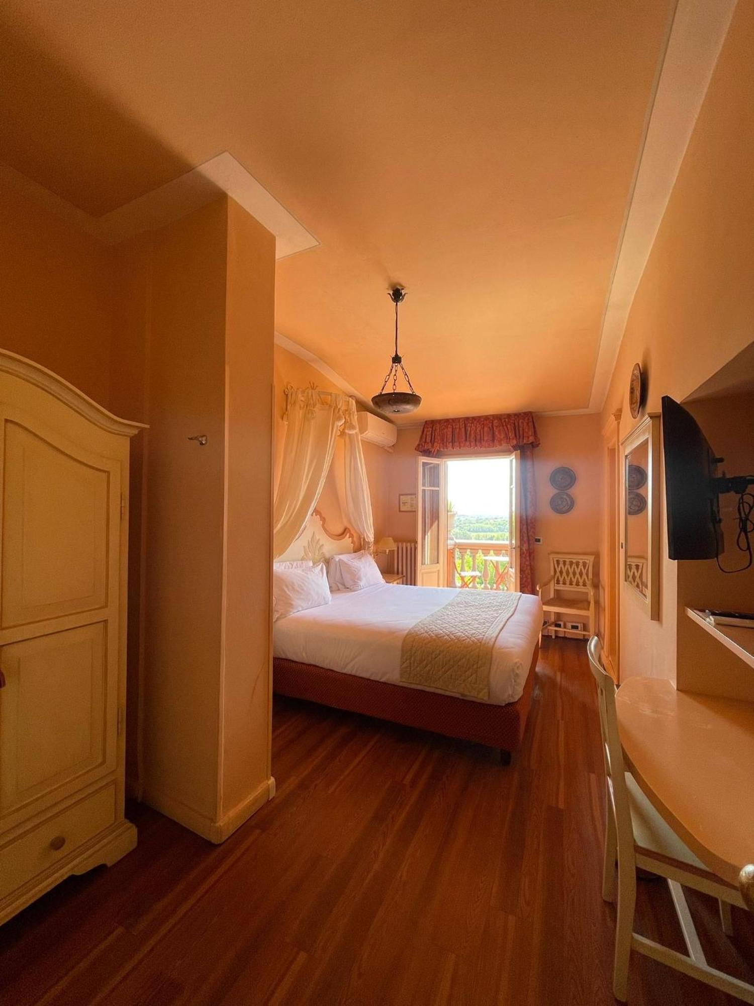 Quattro Gigli Hotel Montopoli in Val dʼArno Buitenkant foto